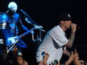 English: Limp Bizkit's Wes Borland and Fred Durst performing at the Movistar Arena in Santiago, Chile on July 21, 2011.