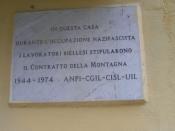 English: Memorial tablet about the collective employment contract signed in Selve Marcone (BI, Italy) during the 2nd world war. Italiano: Lapide commemorativa del 
