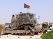 English: IDF Caterpillar D9R armored bulldozer with cage armor and FN MAG 7.62mm machinegun. עברית: דחפור די-9 משוריין מדגם D9R עם מיגון כלוב ומאג