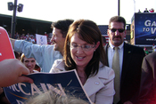 English: Sarah Palin signing an autograph at a McCain/Palin campaign rally in O'Fallon, Missouri during the 2008 Presidential Election