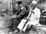 Nederlands: Repronegatief. President Soekarno tijdens een wandeling met Hadji Agus Salim