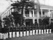 English: Royal Guards in front of the house of Queen Lili'uokalani (known as Washington Place, built n 1846 by John Dominis, her father-in-law), circa 1890. She was otherthrown in 1893, and the house later used as the governor's mansion.