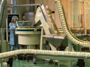 Vertical chain conveyor in the pharmaceutical industry