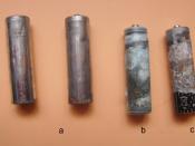 English: Corrosion states of a zinc-carbon battery Français : Les différents états de corrosion de l'enveloppe en zinc d'une pile zinc-carbone