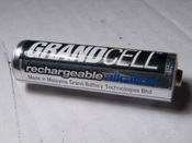 English: Rechergrable alkaline Manganese (RAM) battery. Česky: Nabíjecí alkalická baterie RAM