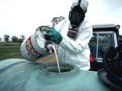 English: Monsanto pesticide to be sprayed on food crops. Français : Remplissage d'un épandeur