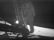 English: Neil Armstrong descending the ladder on the lunar module. Polaroid image of slow scan television monitor at Goldstone Station. Nasa image S69-42583. Русский: Нил Армстронг спускается по лестнице из лунного модуля. Изображение, снятое на Polaroid 