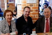 English: Ralph Fiennes with Eddie and Gloria Minghella at the 2011 Minghella Film Festival. Français : Ralph Fiennes entouré par Eddie et Gloria Minghella à la 3e édition du Minghella Film Festival, en 2011.