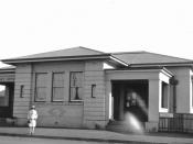 English: Josie Lyons outside the Wynnum Post Office in 1927