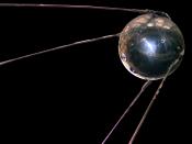 English: A replica of Sputnik 1, the first artificial satellite in the world to be put into outer space: the replica is stored in the National Air and Space Museum. فارسی: مدل ماهواره اسپوتنیک-۱، نخستین ماهواره فضایی جهان Suomi: Sputnik 1:n, maailman ensi
