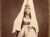 English: A picture (by French photographer Bonfils showing a typical but formally dressed Druze woman from the shouf region of the shouf mountains, now part of Lebanon (circa 1870). Her unique head gear is called a tartur, popular with Druze women at the 