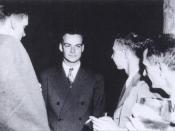 Feynman (center) with Robert Oppenheimer (right) relaxing at a Los Alamos social function during the Manhattan Project