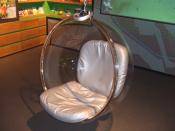 Bubble Chair van Eero Aarnio, gefotografeerd in de Centrale Bibliotheek Rotterdam