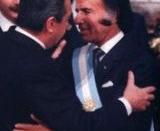 Raúl Alfonsín entrega el mando a Carlos Menem. Buenos Aires, 1989, foto oficial