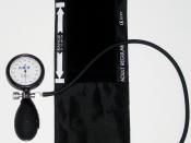 English: Sphygmomanometer with cuff, used to measure blood pressure.
