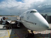 English: A 747 of Lufthansa scheduled to Shanghai is serviced by an LSG Sky Chefs truck at Frankfurt Airport Deutsch: Eine 747 der Lufthansa wird vor dem Abflug nach Shanghai am Frankfurter Flughafen durch einen LSG Sky Chefs-LKW beladen.