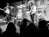 English: The Jimi Hendrix Experience performs for Dutch television show Hoepla in 1967. Nederlands: The Jimi Hendrix Experience treedt op in het Nederlandse televisieprogramma Hoepla in 1967.