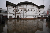English: Globe Theater in Southwark, reconstruction from 1997 of the famuos theater which William Shakespeare once worked in from 1599. Deutsch: Globe Theater in Southwark, Nachbau von 1997 des durch William Shakespeare berühmt gewordenen Theaters von 159