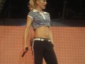 English: Gwen Stefani on stage.