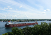 English: Lake freighter CSL Niagara on the St. Lawrence River near Alexandria Bay in the Thousand Islands. Schip op de Saint Lawrence, recht tegenover Alexandria Bay in de Thousand Islands