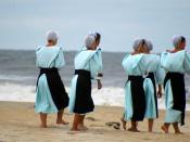 English: Amish women at the beach, , USA Français : Femmes amish sur la plage de Chincoteague, Virginia, USA
