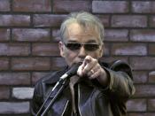 Billy Bob Thornton, pointing at photographer taking this photo, South By Southwest 2008. : 