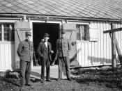 Bjarne Rosvold utenfor våpenbua / Bjarne Rosvold outside the weapon shack (1919)
