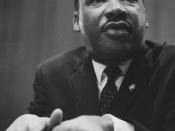 Martin Luther King leaning on a lectern. Deutsch: 1964: Martin Luther King Português: Martin Luther King
