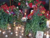 English: Flowers at Lubyanka metro station in Moscow in honour of the dead in terrorist act. Evening of the day when explosion took place. Русский: Цветы на станции московского метрополитена 