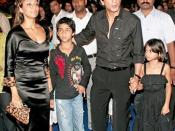 English: Indian actor Shah Rukh Khan with family at premiere of Drona