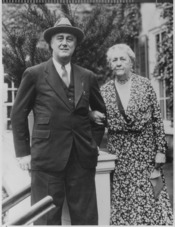 Franklin D. Roosevelt and Sara Delano Roosevelt in Hyde Park, New York - NARA - 196848
