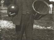 English: James Naismith with a basketball and a basket. Česky: James Naismith s basketbalovým míčem a košem.
