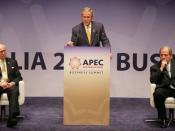 English: Flanked by Australia's Prime Minister John Howard, left, and Mark Johnson, Chairman of the APEC Business Advisory Council, President George W. Bush delivers remarks Friday, Sept. 7, 2007, to the APEC Business Summit at the Sydney Opera House. Pre