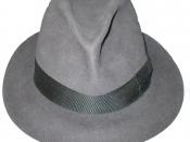 A fedora hat, made by Borsalino. ‪Norsk (bokmål)â¬: En fedorahatt, laget av Borsalino.