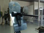 Español: Una ametralladora M2 en un montaje especial para barcos de la época de la Segunda Guerra Mundial en un museo en Normandía.
