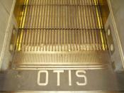 English: Lower landing platform and wooden treads on a historic Otis escalator at Wynyard railway station, Sydney, Australia, installed circa 1935 and still operational today.