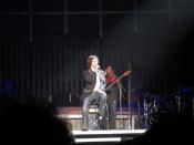 English: Josh Groban in a concert at Atlantic City's Boardwalk Hall. Español: Josh Groban en concierto en Ciudad Atlántica, Estados Unidos.