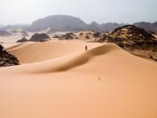English: Leaving traces on soft sand dunes in Tadrart Acacus a desert area in western Libya, part of the Sahara. Français : Un marcheur laisse des empreintes sur le sable mou des dunes de Tadrart Acacus, une zone désertique de l'ouest libyen appartenant a