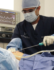 English: Plastic Surgeon Vishal Kapoor, MD performing liposuction surgery on female patient using the super-wet technique.