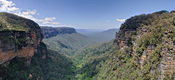 English: A panoramic view of the Jamison Valley in the Blue Mountains, New South Wales, Australia. Taken by myself with a Canon 5D and 24-105mm f/4L IS lens as a 3 segment exposure blended panorama. Français : Vue panoramique de la vallée de Jamison, dans