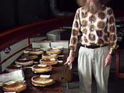 English: Larry Shaw, the founder of Pi Day, at the Exploratorium in San Francisco Deutsch: Larry Shaw, der Begründer der Pi Day (π-Tag)-Tradition im Exploratorium in San Francisco