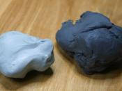 English: Kneaded rubber erasers. The eraser on the left is new. The eraser on the right is well used and darkened from absorbing graphite and charcoal.