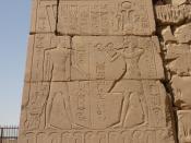 English: Wall relief of Amun receiving gifts from Horemheb on tenth pylon, Karnak temple of Amun-Ra, Egypt Français : Bas-relief d'Horemheb faisant une offrande à Amon contre la porte sur le coté ouest du dixième pylône, enceinte d'Amon-Ra de Karnak, Égyp