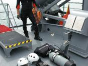 English: JMSDF DE-227 Yuubari, Rescue diver and diving equipment. 日本語: 海上自衛隊のDE-227護衛艦ゆうばりの救難員と救難具