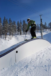 English: Skier on funbox in terrain park in Levi ski resort in Kittilä, Finland. Suomi: Laskettelija funboxin päällä Levin hiihtokeskuksessa Kittilässä.