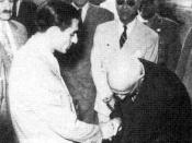 English: Prime minister Mohammad Mossadegh shaking hands with Mohammad Reza Schah Pahlavi