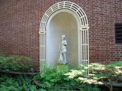 English: Niche containing statue in the courtyard of the Rhode Island School of Design Museum
