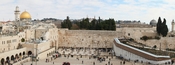 English: Western Wall in the Old City of Jerusalem, the most important jewish religious site with al-Aqsa mosque (right) and Dome of the Rock (left) on the background. Deutsch: Klagemauer in jerusalemer Altstadt mit der Al-Aqsa-Moschee (Kuppel rechts) und