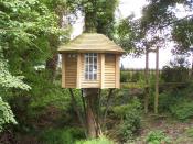 English: The Ultimate tree-house, with suspension bridge access Every child should have one (And why can't every grown-up, too?)