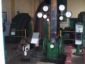 English: Koepe (friction type)) winding engine, closed coal mine Thorez, Wałbrzych, Poland. Deutsch: Koepefördermaschine, Bergwerk Thorez, Waldenburg, Polen.